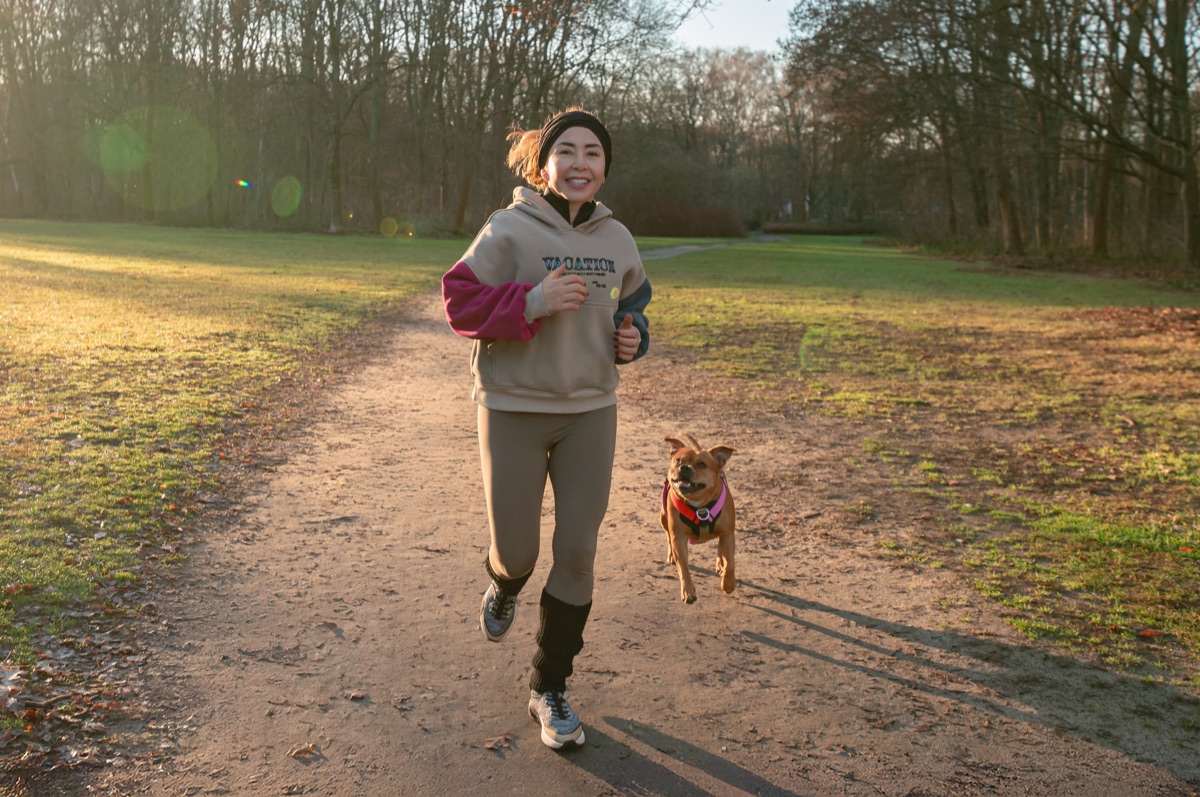 Andrea corriendo sonriendo a cámara