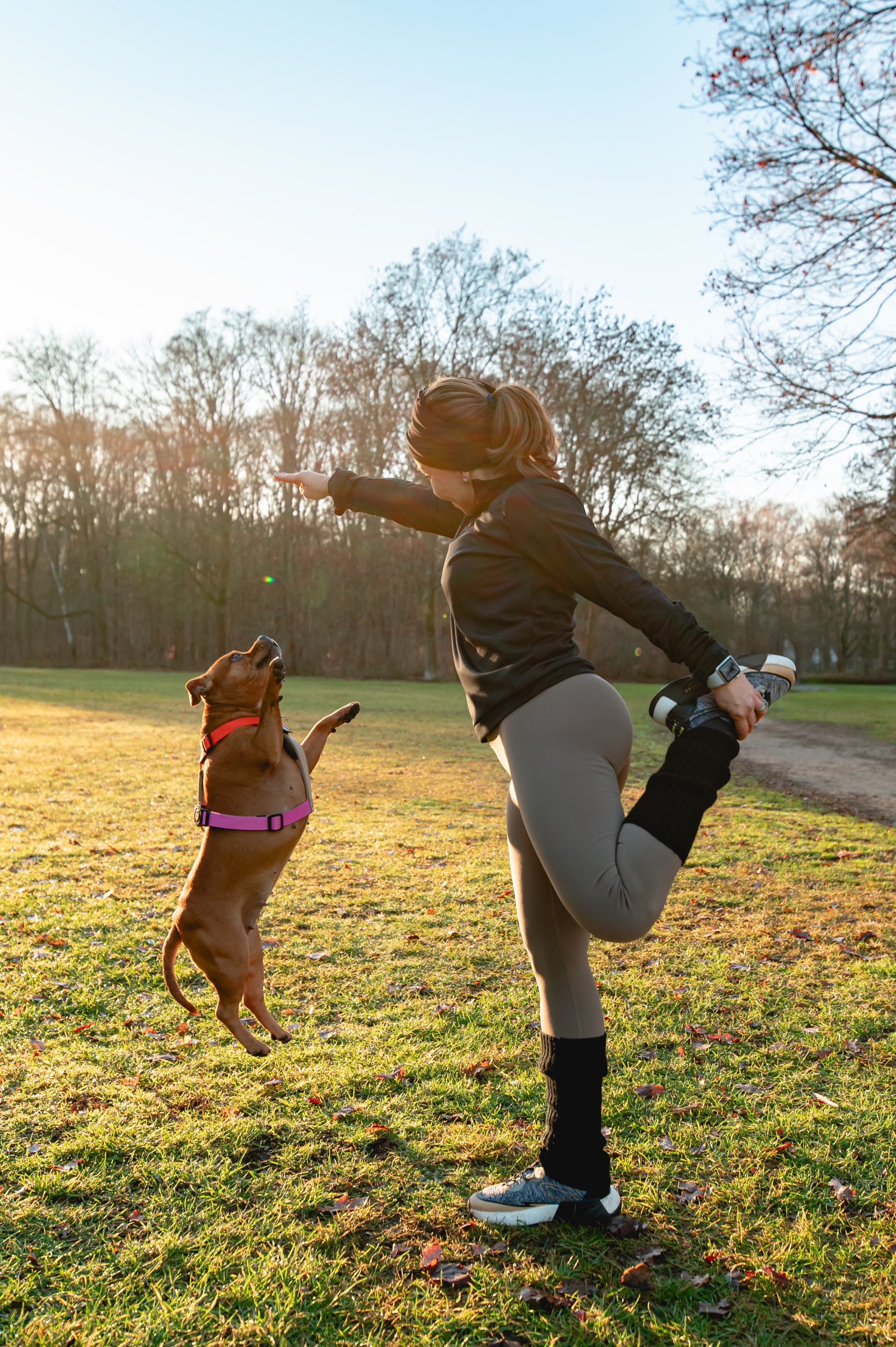 Andrea estirando con su perro