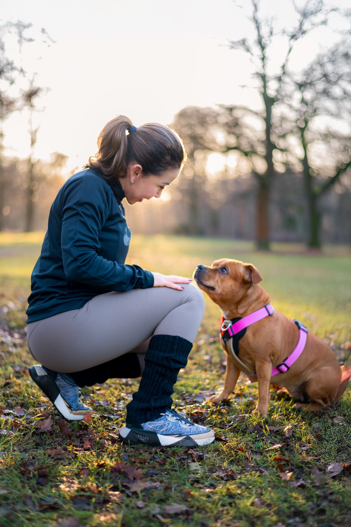 Andrea mirando a su perro, conexión íntima