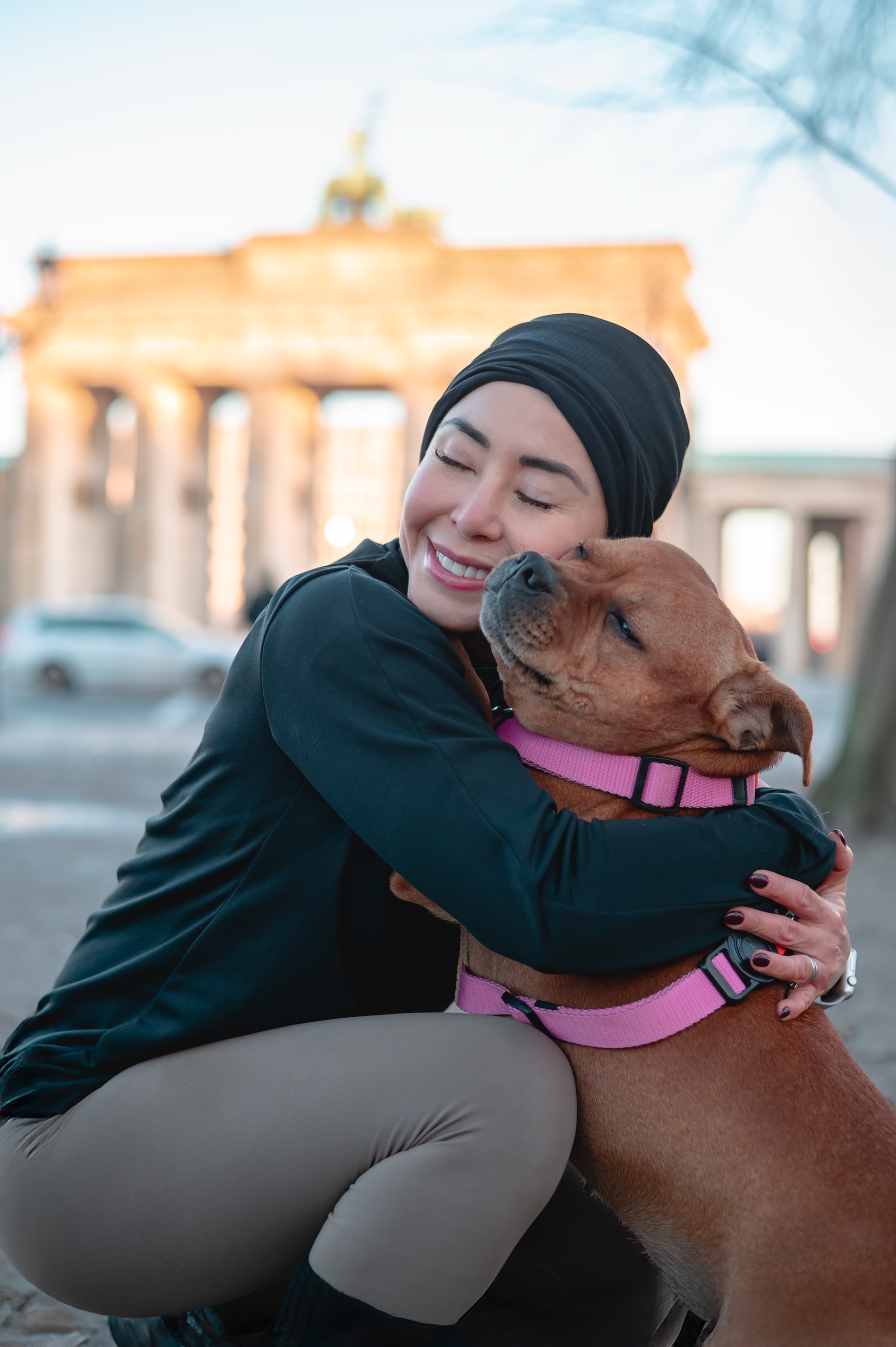Andrea abrazando a su perro en Brandenburgo
